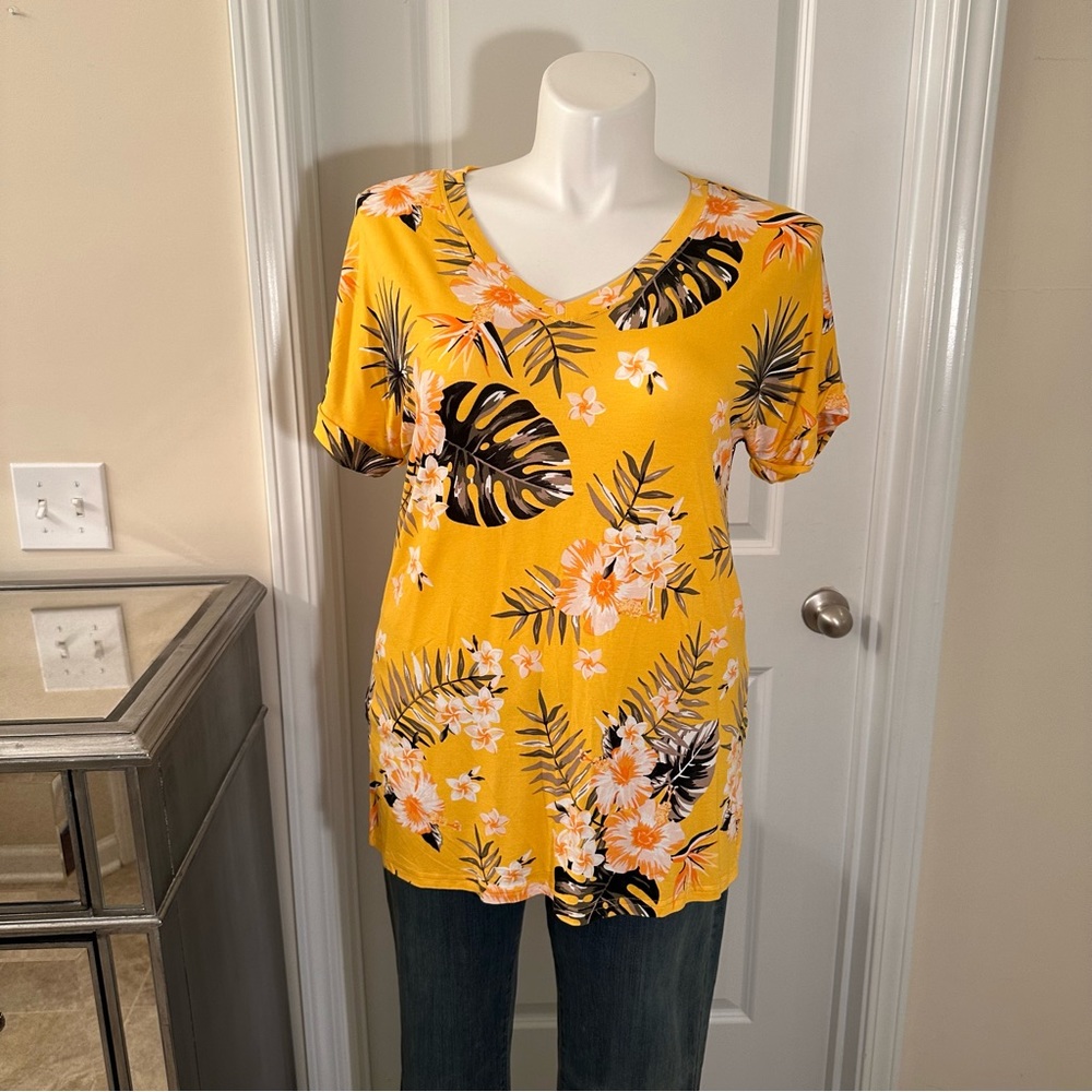 Niloufo brand. Size large short sleeve top. Tropical print top.